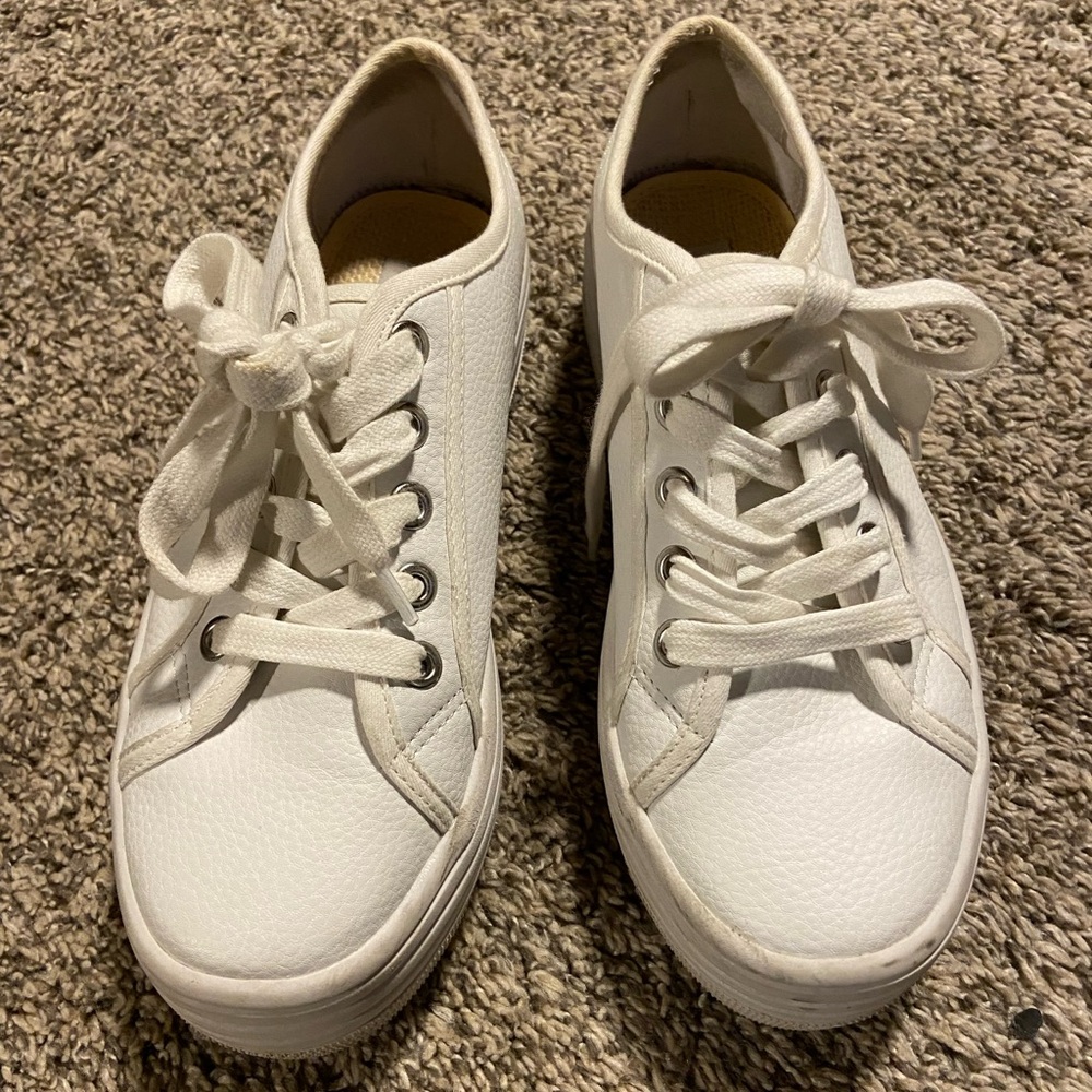 Steve Madden never worn size 7 white sneakers